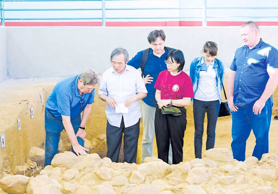  Bí thư Thị ủy An Khê Nguyễn Thị Thanh Lịch (thứ 2 từ phải sang) cùng đoàn chuyên gia, nhà khoa học kiểm tra hố khai quật Rộc Tưng 4 (xã Xuân An, thị xã An Khê). Ảnh: A.P