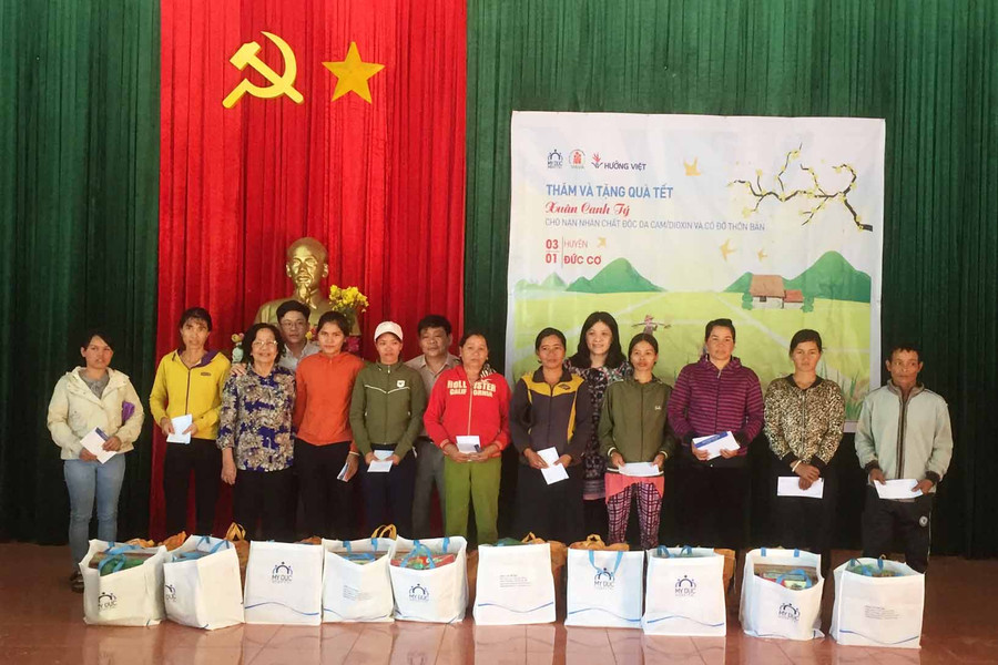 Quang cảnh buổi trao quà cho nạn nhân chất độc da cam/dioxin trên địa bàn huyện Đức Cơ. Ảnh: Hà Phương