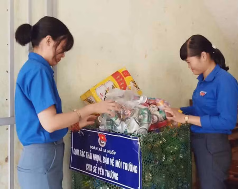 Đoàn xã Ia Hlốp (huyện Chư Sê) thu gom chai nhựa dùng 1 lần để bán gây quỹ phục vụ các hoạt động chống rác thải nhựa. Ảnh: H.T