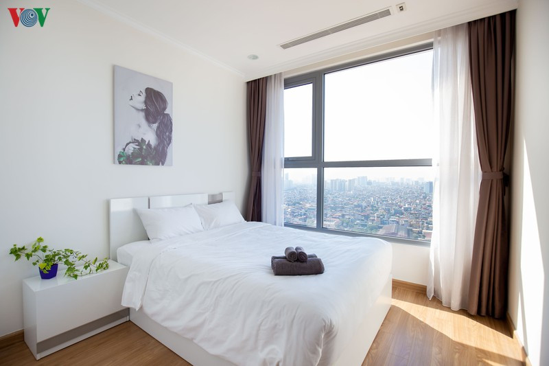 Phòng ngủ lớn với thiết kế tối giản, có góc nhìn thoáng đãng. Phòng ngủ lớn với thiết kế tối giản, có góc nhìn thoáng đãng.