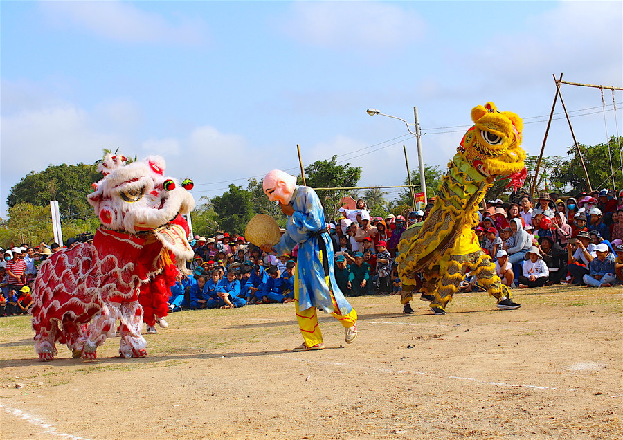 Màn múa lân vui nhộn, tạo sự thích thú cho người xem. Ảnh: Hồng Thi