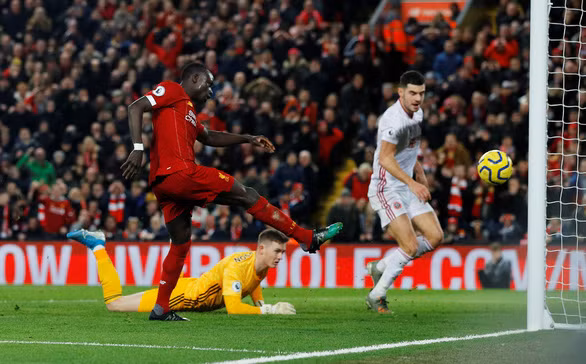  Cú sút vào lưới trống nâng tỉ số lên 2-0 của Mane - Ảnh: REUTERS
