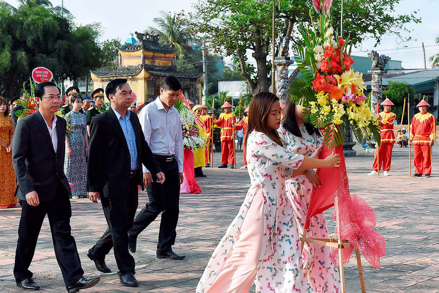 Lãnh đạo tỉnh dâng hoa tại Tượng đài hoàng đế Nguyễn Huệ. Ảnh: Đức Thụy Lãnh đạo tỉnh dâng hoa tại Tượng đài hoàng đế Nguyễn Huệ. Ảnh: Đức Thụy