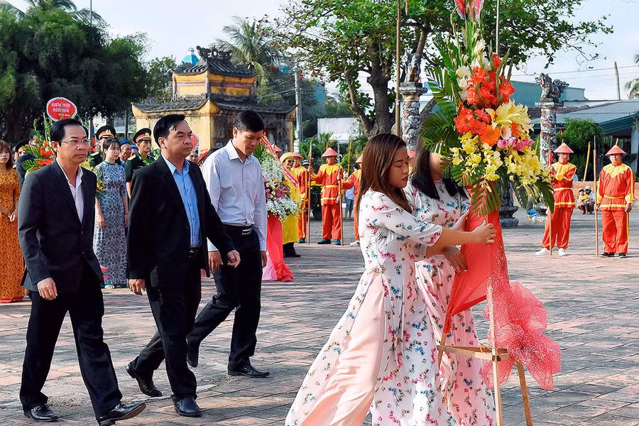 Lãnh đạo tỉnh dâng hoa tại Tượng đài hoàng đế Nguyễn Huệ. Ảnh: Đức Thụy