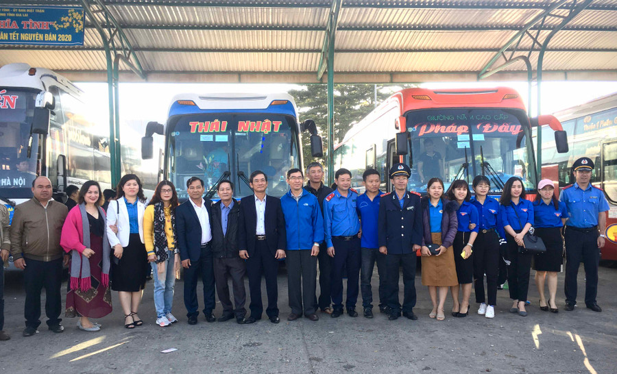 Đại diện các cơ quan, đơn vị, doanh nghiệp tổ chức chụp ảnh lưu niệm trước giờ “Chuyến xe nghĩa tình” khởi hành. Ảnh: Lê Hòa