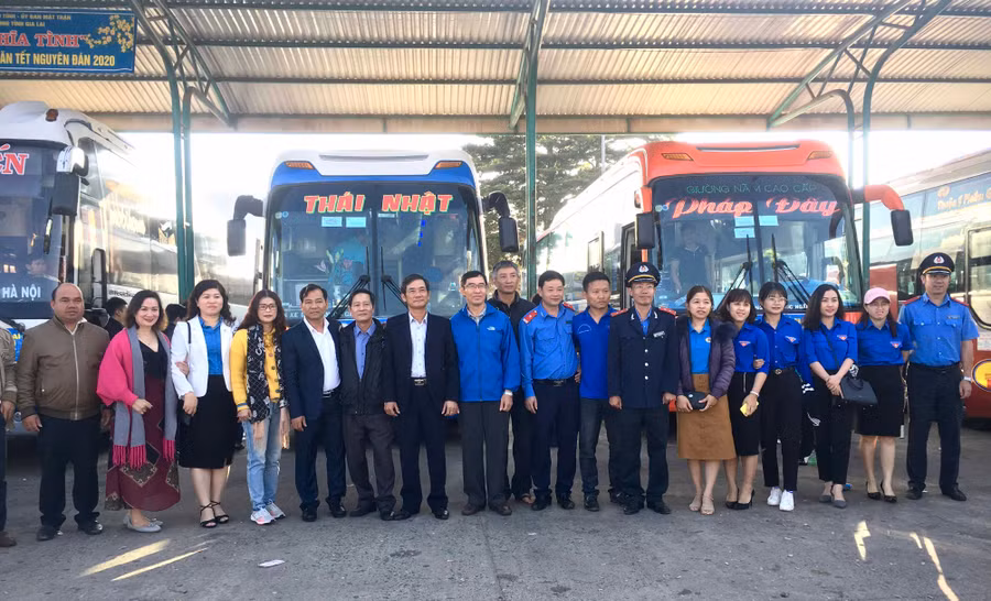 Đại diện các cơ quan, đơn vị, doanh nghiệp tổ chức chụp ảnh lưu niệm trước giờ “Chuyến xe nghĩa tình” khởi hành. Ảnh: Lê Hòa