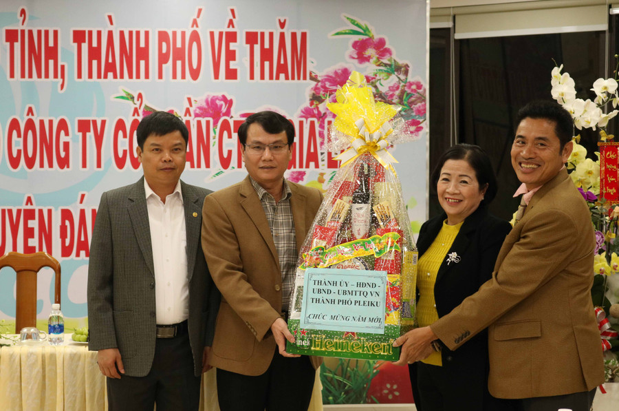 Lãnh đạo TP. Pleiku tặng quà Tết cho cán bộ, công nhân, người lao động của Công ty. Ảnh: Ngọc Sang