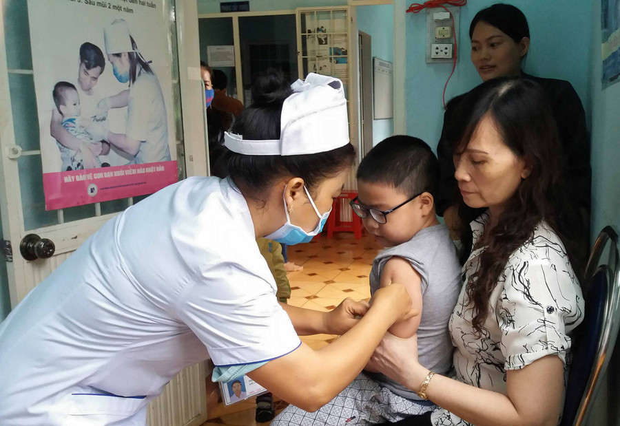 Cần cho trẻ tiêm chủng đầy đủ các mũi trong chương trình tiêm chủng mở rộng để phòng, chống dịch bệnh. Ảnh: Như Nguyện
