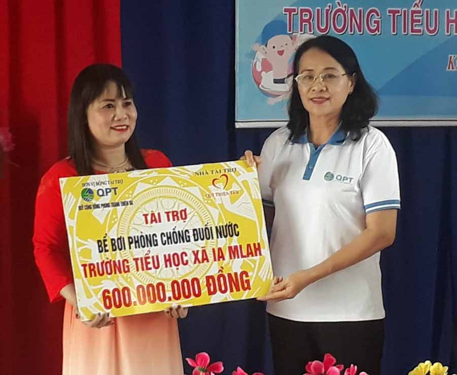  Trao bảng tượng trưng kinh phí xây dựng bể bơi cho Trường Tiểu học Ia Mlăh. Ảnh: N.T