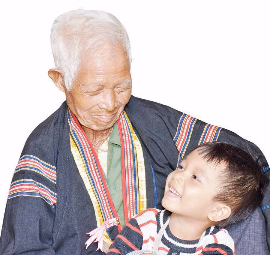  Già Ma Giai bên chắt nội của mình. Ảnh: T.D