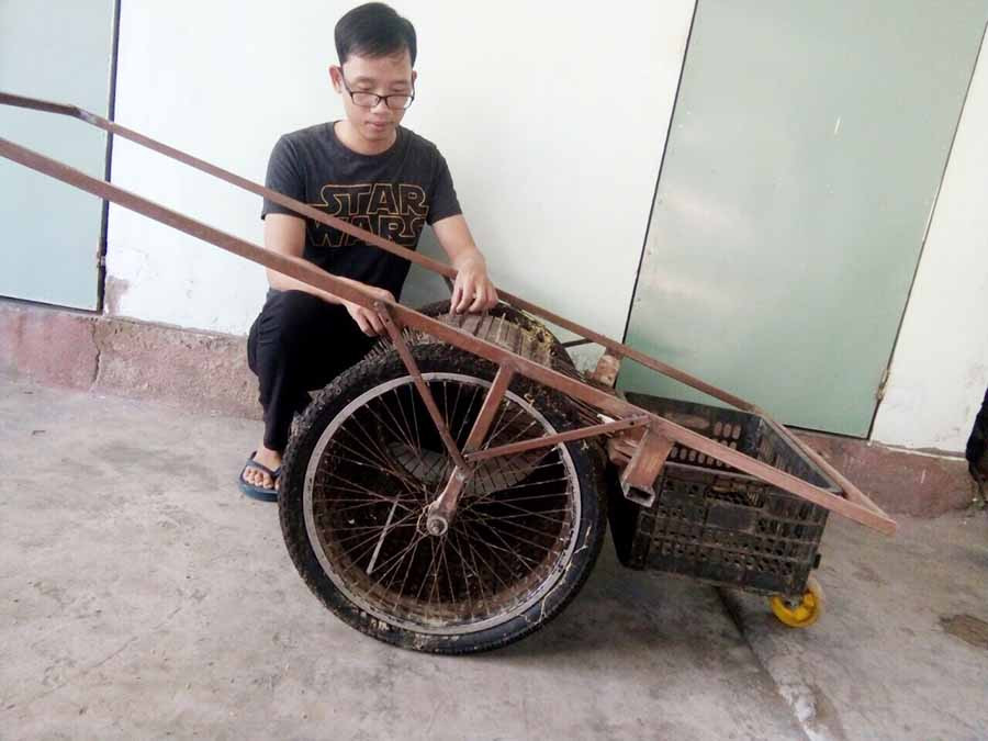  Anh Nguyễn Xuân Sử bên sản phẩm “Xe đẩy thu nhặt quả điều”. Ảnh: T.B