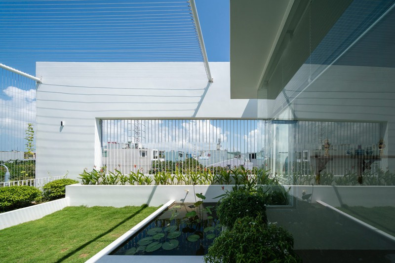 Ao sen được bố trí trên sân thượng phục vụ những giây phút nghỉ ngơi và thư giãn của các thành viên trong nhà.