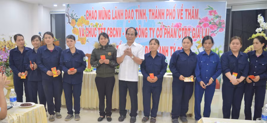 Chủ tịch UBND tỉnh Võ Ngọc Thành lì xì Tết đầu năm cho công nhân. Ảnh: Đinh Yến 