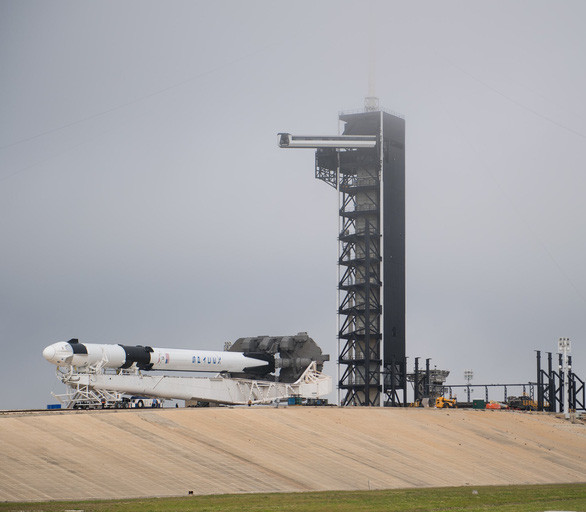Tàu con thoi Crew Dragon sẽ được tên lửa phóng Falcon 9 đưa lên không gian - Ảnh: NASA  Tàu con thoi Crew Dragon sẽ được tên lửa phóng Falcon 9 đưa lên không gian - Ảnh: NASA