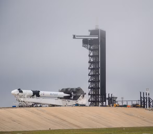  Tàu con thoi Crew Dragon sẽ được tên lửa phóng Falcon 9 đưa lên không gian - Ảnh: NASA