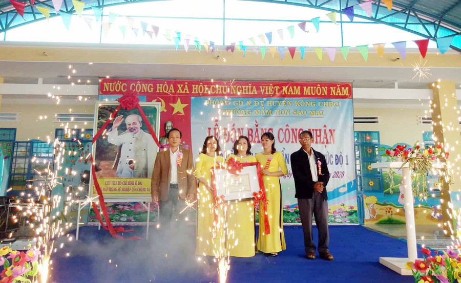 Đồng chí Đinh Kinh-Huyện uỷ viên, Phó chủ tịch UBND huyện trao bằng công nhận trường đạt chuẩn quốc gia mức độ 1 cho Trường Mầm non Sao Mai. Ảnh: Phương Liên