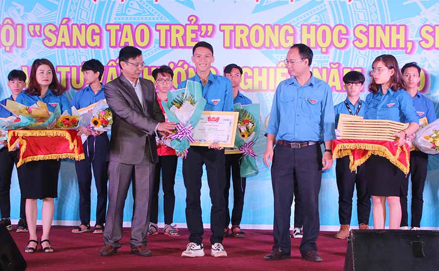Sinh viên Huỳnh Ngọc Đủ (Trường Đại học Nông lâm TP. Hồ Chí Minh-phân hiệu Gia Lai) được tặng bằng khen của Ban Chấp hành Tỉnh Đoàn vì có thành tích trong phong trào “Tuổi trẻ sáng tạo”. Ảnh: P.L Sinh viên Huỳnh Ngọc Đủ (Trường Đại học Nông lâm TP. Hồ Chí Minh-phân hiệu Gia Lai) được tặng bằng khen của Ban Chấp hành Tỉnh Đoàn vì có thành tích trong phong trào “Tuổi trẻ sáng tạo”. Ảnh: P.L