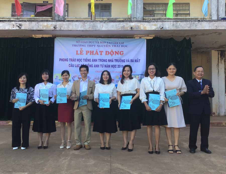 Trường THPT Nguyễn Thái Học (huyện Chư Pưh) trao sổ tay “Hướng dẫn phát triển môi trường học và sử dụng ngoại ngữ” cho giáo viên tại lễ phát động phong trào học tiếng Anh. Ảnh: H.T