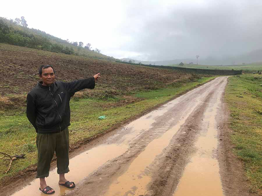  Anh Đinh Văn Dơc bên con đường nội đồng mới. Ảnh: L.A