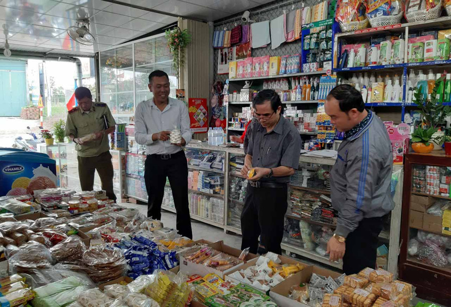 Đoàn kiểm tra liên ngành huyện Đak Pơ kiểm tra các cửa hàng buôn bán bánh kẹo trên địa bàn xã Tân An. Ảnh: Ngọc Minh