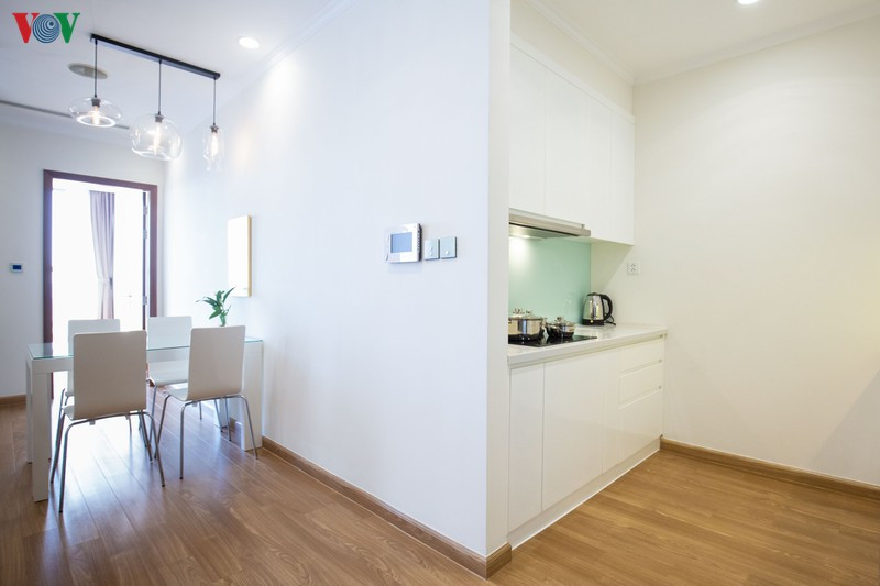 Bếp tuy nhỏ nhưng vẫn đầy đủ tiện nghi với hệ thống bếp điện, hút mùi, tủ bếp... Bếp tuy nhỏ nhưng vẫn đầy đủ tiện nghi với hệ thống bếp điện, hút mùi, tủ bếp...