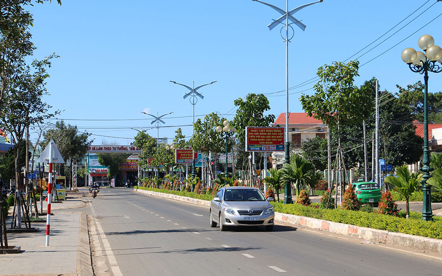  Các tuyến đường chính trên địa bàn thị trấn Chư Sê được chỉnh trang sạch đẹp trước tết Nguyên đán. Ảnh: N.Q