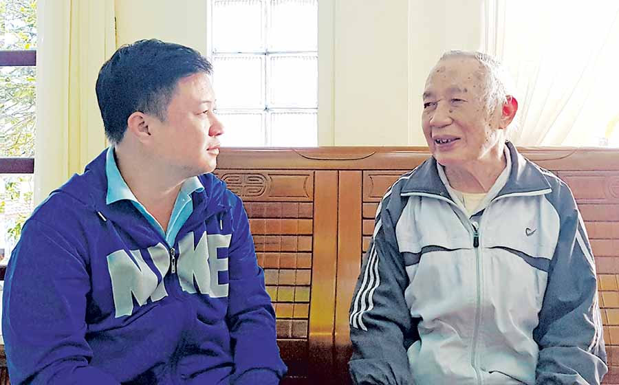 Ông Ngô Thành (bìa phải) trao đổi với phóng viên. Ảnh: NGÔ LOAN Ông Ngô Thành (bìa phải) trao đổi với phóng viên. Ảnh: Ngô Loan