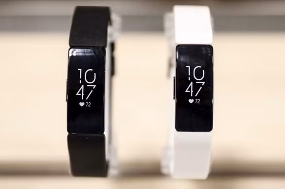 Đồng hồ theo dõi sức khỏe Fitbit tại một cửa hàng ở thành phố New York, Mỹ - Ảnh: REUTERS