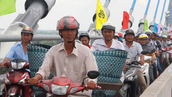  Những người dân đầu tiên sử dụng cầu Vàm Cống, bắc qua sông Hậu, nối TP Cần Thơ và tỉnh Đồng Tháp. Ảnh: TUẤN QUANG