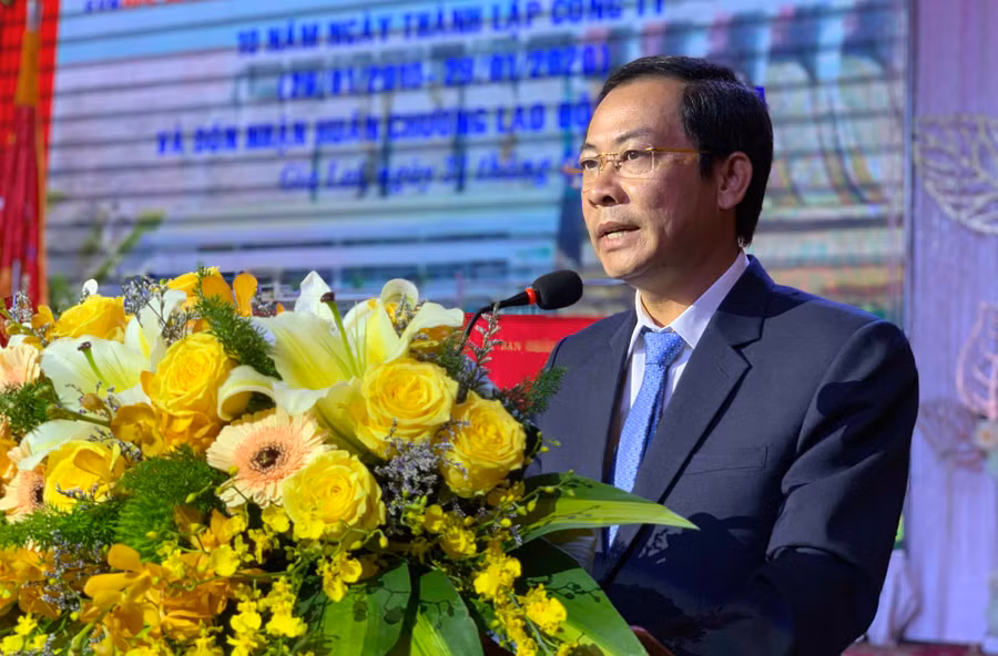 Phó Chủ tịch UBND tỉnh Đỗ Tiến Đông chúc mừng Công ty Phát triển Thủy điện Sê San 10 năm thành lập. Ảnh: Hà Duy