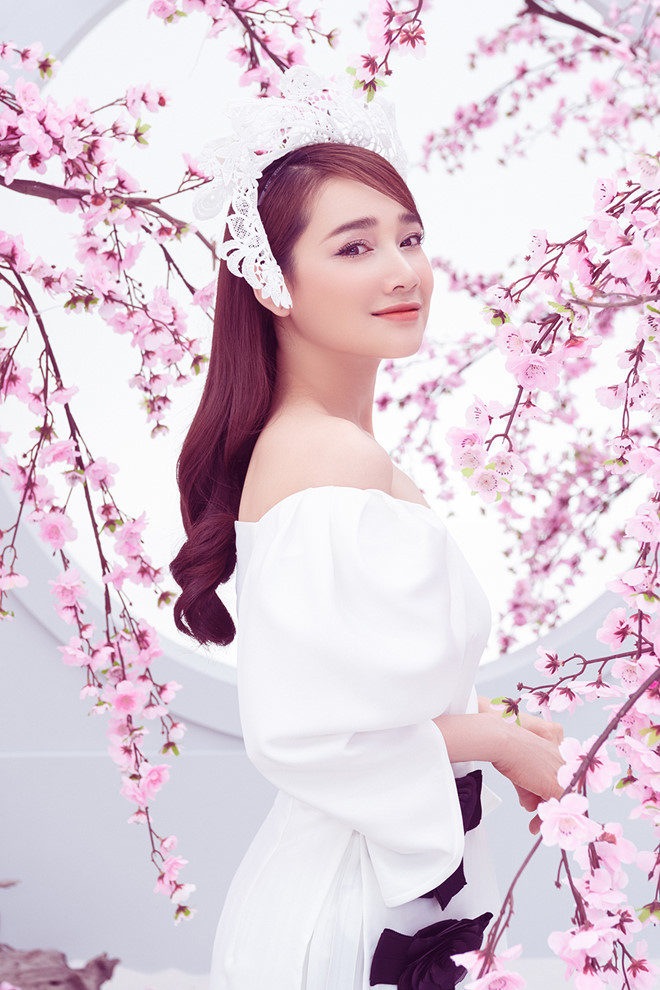 Sau khi kết hôn với Trường Giang, Nhã Phương có cuộc lột xác ngoạn mục về phong cách. Nữ diễn viên đã chịu mặc 