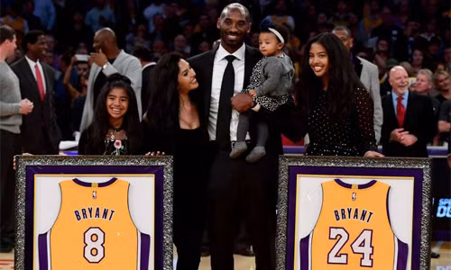 Bryant cùng vợ con trong lễ treo áo của anh tại sân Staples Center tháng 12-2017.