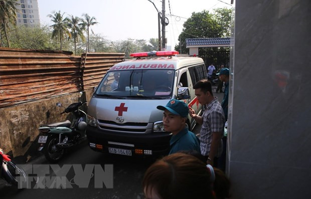 Xe cứu thương đưa nạn nhân ra khỏi hiện trường. (Ảnh: Thành Chung/TTXVN) Xe cứu thương đưa nạn nhân ra khỏi hiện trường. (Ảnh: Thành Chung/TTXVN)