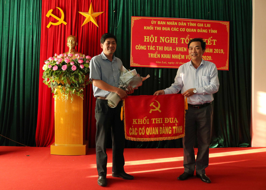 Ông Nguyễn Hữu Tuyến-Phó Trưởng ban Tổ chức Tỉnh ủy (bên trái) nhận cờ Trưởng Khối thi đua các cơ quan Đảng tỉnh. Ảnh: Ngọc Sang
