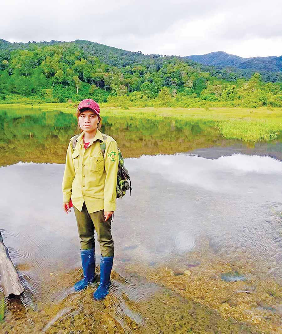 Chị Vil trên đường tuần tra. Ảnh: K.N Chị Vil trên đường tuần tra. Ảnh: K.N