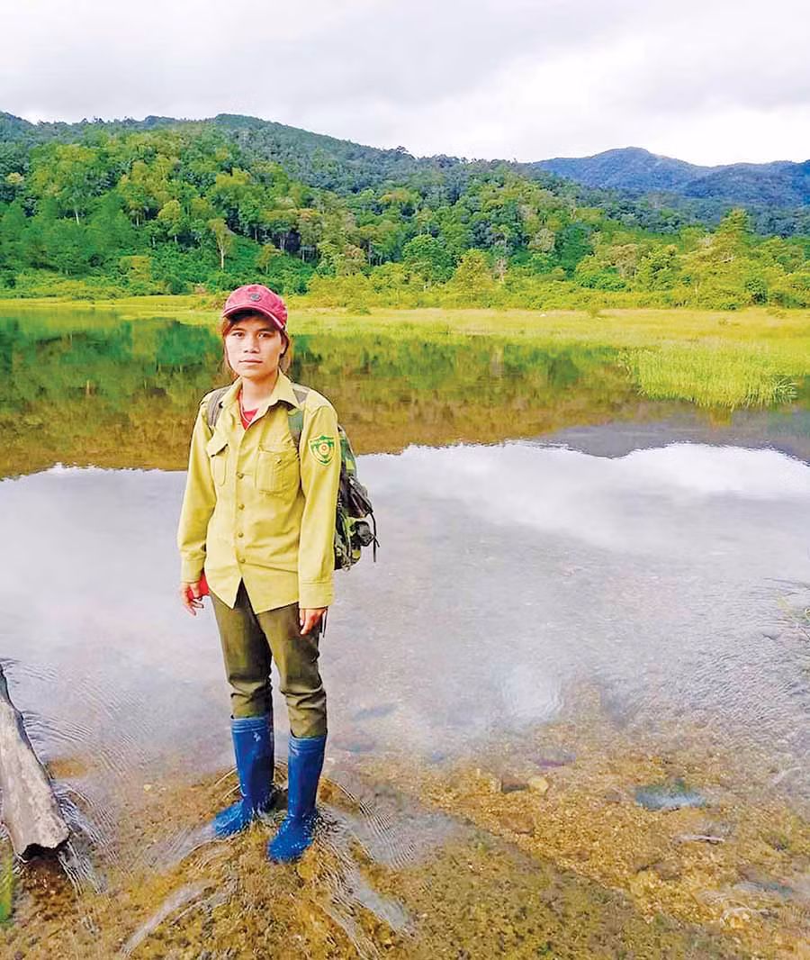 Chị Vil trên đường tuần tra. Ảnh: K.N