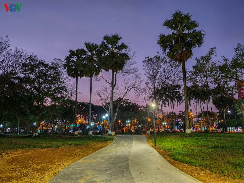 Hai tuyến đường đi bộ dọc hai bên bờ sông Hương đã tạo ra không gian thư giãn tuyệt đẹp cho du khách và người dân xứ Huế.