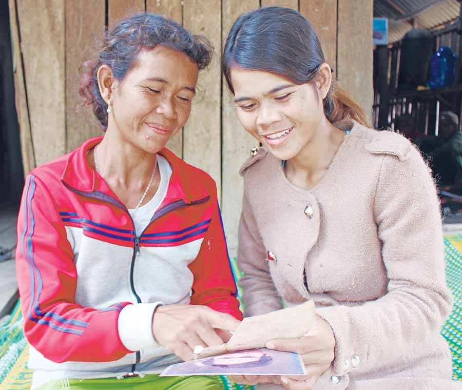 Chị Đinh Thị Luy (bìa trái) cùng con gái ôn lại kỷ niệm với ông Phạm Hồng. Ảnh: H.T Chị Đinh Thị Luy (bìa trái) cùng con gái ôn lại kỷ niệm với ông Phạm Hồng. Ảnh: H.T