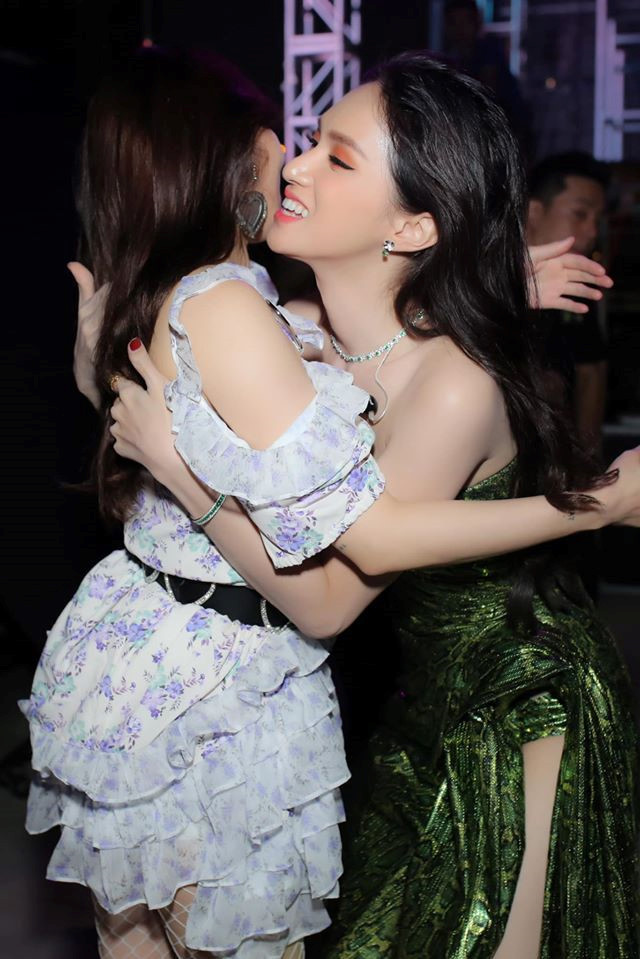  Tối 11.1, tại V Heartbeat Year End Party, HyunA có dịp gặp gỡ cùng dàn sao Việt đình đám. Cô thoải mái chụp ảnh kỷ niệm cùng Hoa hậu Hương Giang, giọng ca Amee… Trên trang cá nhân, Hương Giang viết: “HyunA, bạn dễ thương quá. Rất vui được gặp bạn” - ẢNH: INSTAGRAM NV