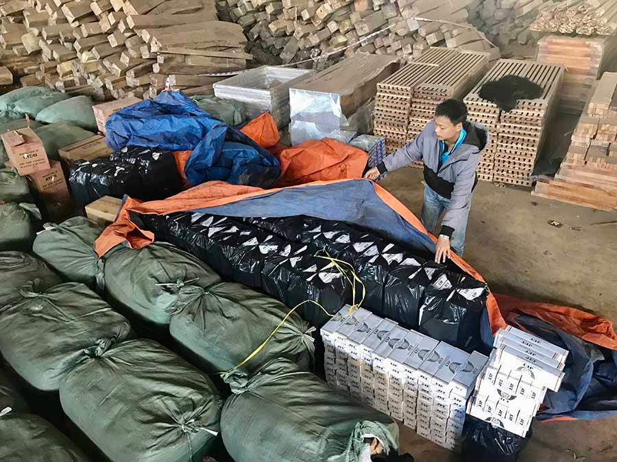 Thuốc lá lậu bị lực lượng chức năng phát hiện, thu giữ. Ảnh: LÊ GIA