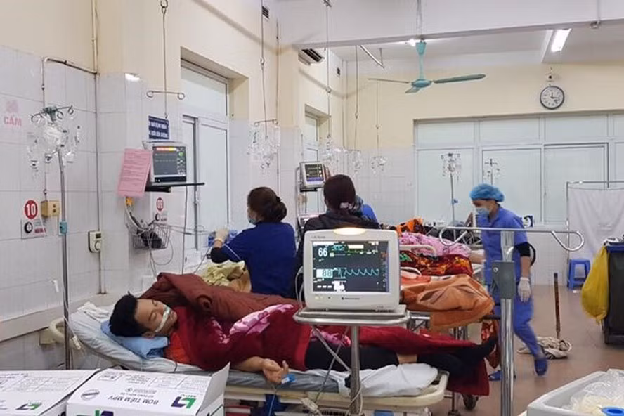 Các bác sĩ cấp cứu các bệnh nhân ngộ độc trứng cóc.