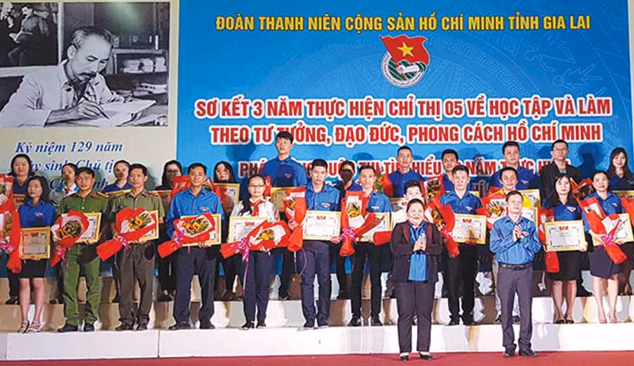  Tuyên dương các cá nhân xuất sắc trong phong trào “Tuổi trẻ Gia Lai học tập và làm theo lời bác”. Ảnh: H.Đ.T
