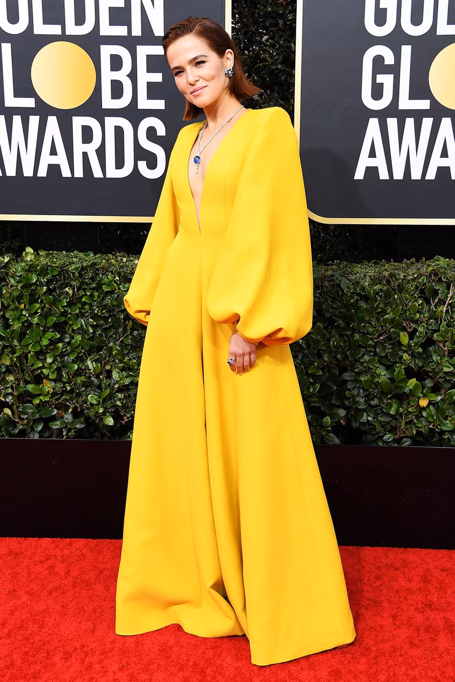  Nữ diễn viên Zoey Deutch nỗi bật trên thảm đỏ Quả Cầu Vàng 2020 trong chiếc váy vàng của Fendi - Ảnh: Getty Images