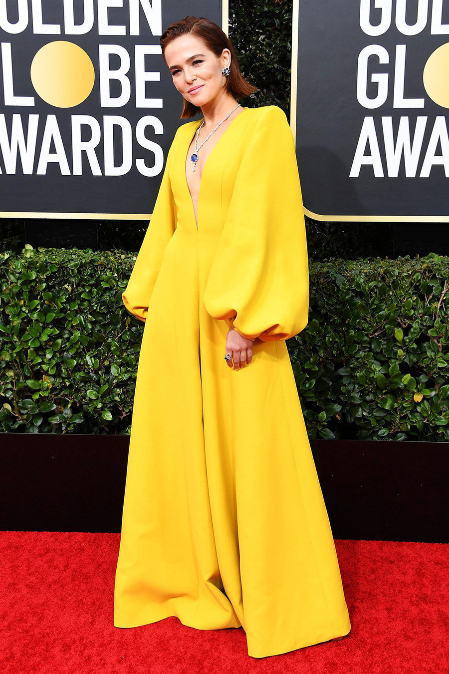  Nữ diễn viên Zoey Deutch nỗi bật trên thảm đỏ Quả Cầu Vàng 2020 trong chiếc váy vàng của Fendi - Ảnh: Getty Images