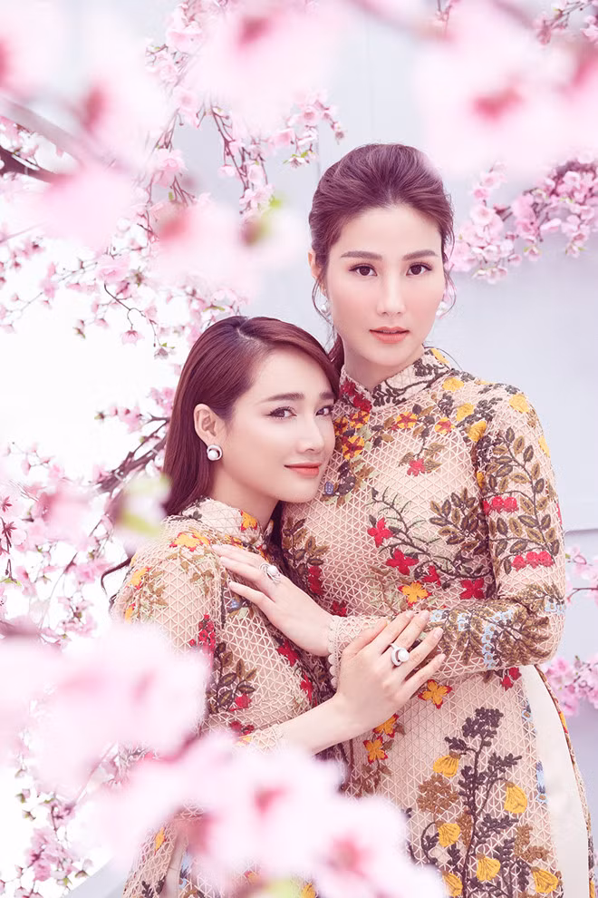 Mốt tóc ướt rất được giới sao trong và ngoài nước lăng xê những năm gần đây, kết hợp lối trang điểm nhẹ nhàng