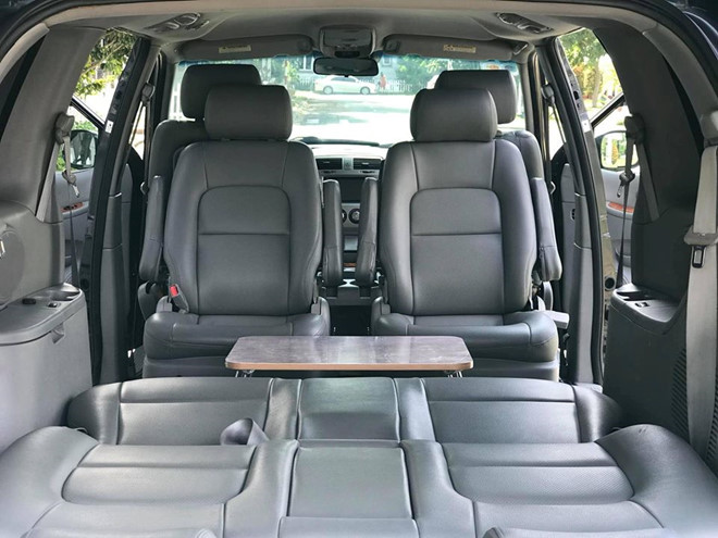  Hàng ghế giữa có thể quay ngược 180 độ là ưu điểm không phải xe nào cũng có