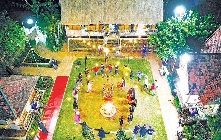 Buổi biểu diễn của đội cồng chiêng Plei Tiêng (xã Tân Sơn, TP. Pleiku) tại quán Gà nướng Plit. Ảnh: Q.T