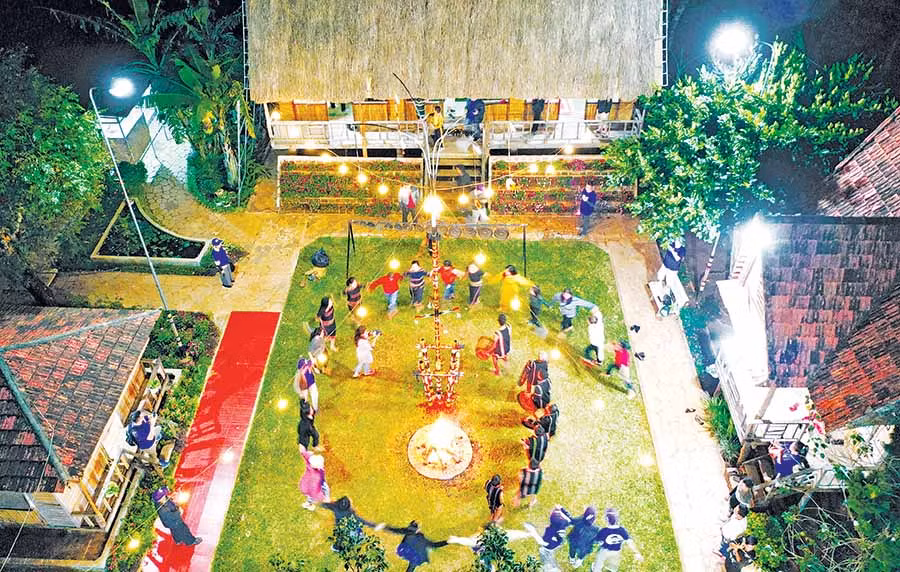 Buổi biểu diễn của đội cồng chiêng Plei Tiêng (xã Tân Sơn, TP. Pleiku) tại quán Gà nướng Plit. Ảnh: Q.T