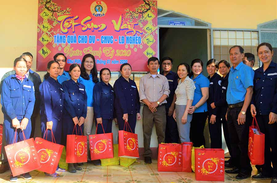  Liên đoàn Lao động tỉnh tặng quà cho công nhân Trạm cấp nước và dịch vụ đô thị huyện Chư Pah. Ảnh: Đ.Y