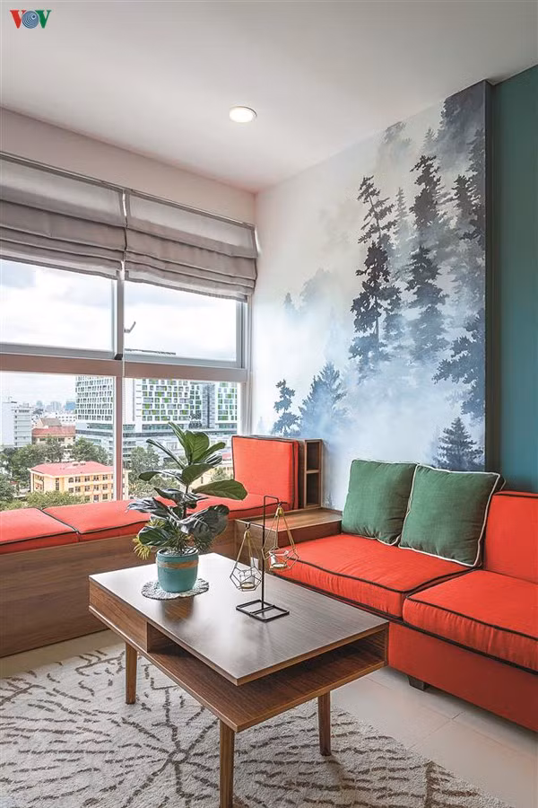  Hình ảnh rừng thông được tái hiện trong phòng khách. Để cân bằng màu sắc bộ sofa có màu đỏ nổi bật trên nền xanh.